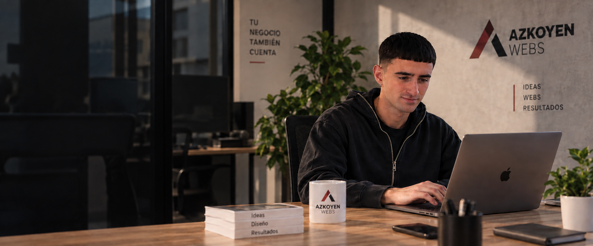 Desarrollador, trabajando en un escritorio de Azkoyen Webs